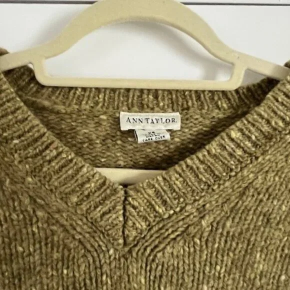 Perfect Condition! Ann Taylor 100% wool V-neck sweater, XS - Picture 3 of 7